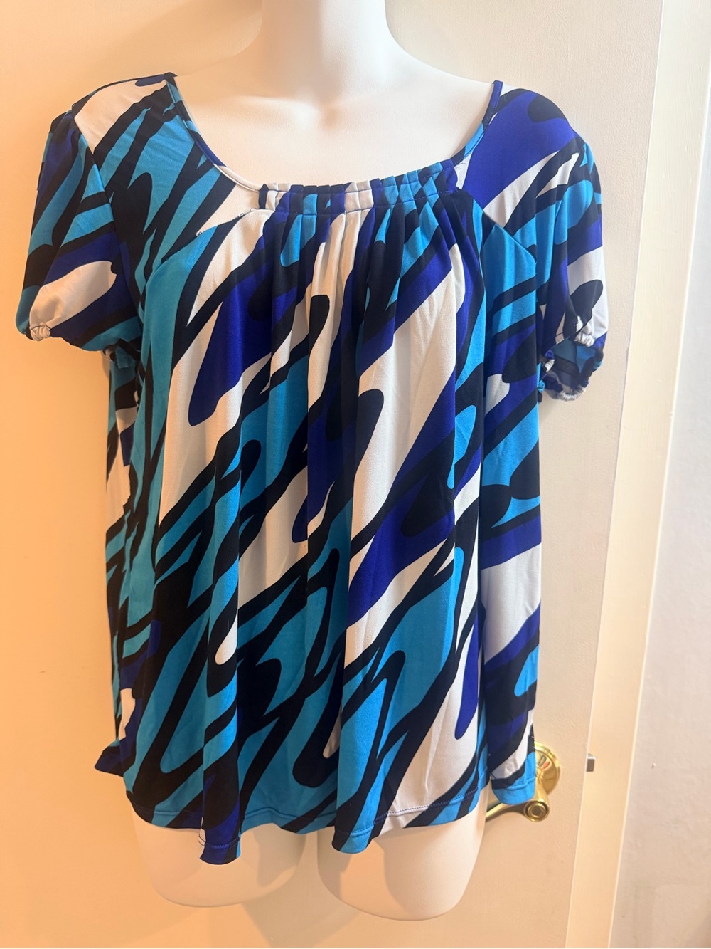 Worthington Stretch Blue and White Abstract Scoop Neck Top
